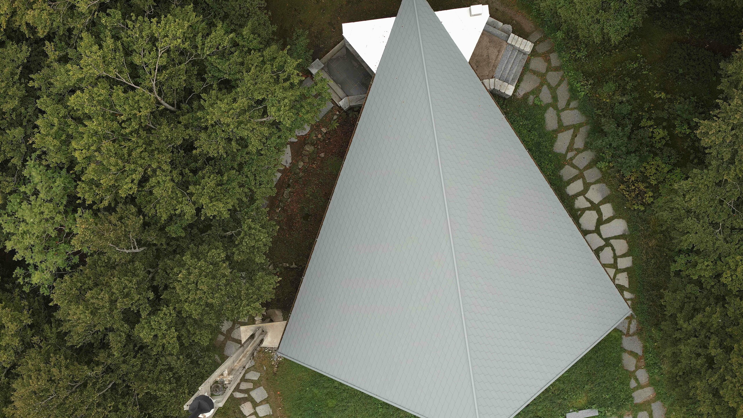 Prise de vue par drone de la toiture de la chapelle du Col de la Schlucht rénovée grâce aux bardeaux en aluminium PREFA dans la teinte P.10 gris souris