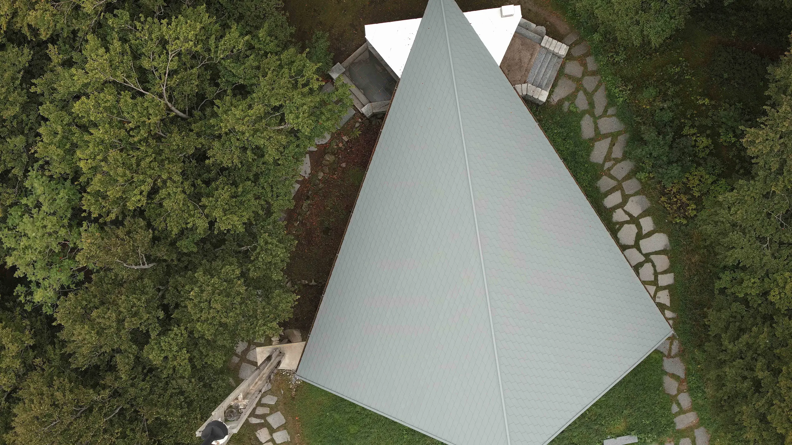 Prise de vue par drone de la toiture de la chapelle du Col de la Schlucht rénovée grâce aux bardeaux en aluminium PREFA dans la teinte P.10 gris souris