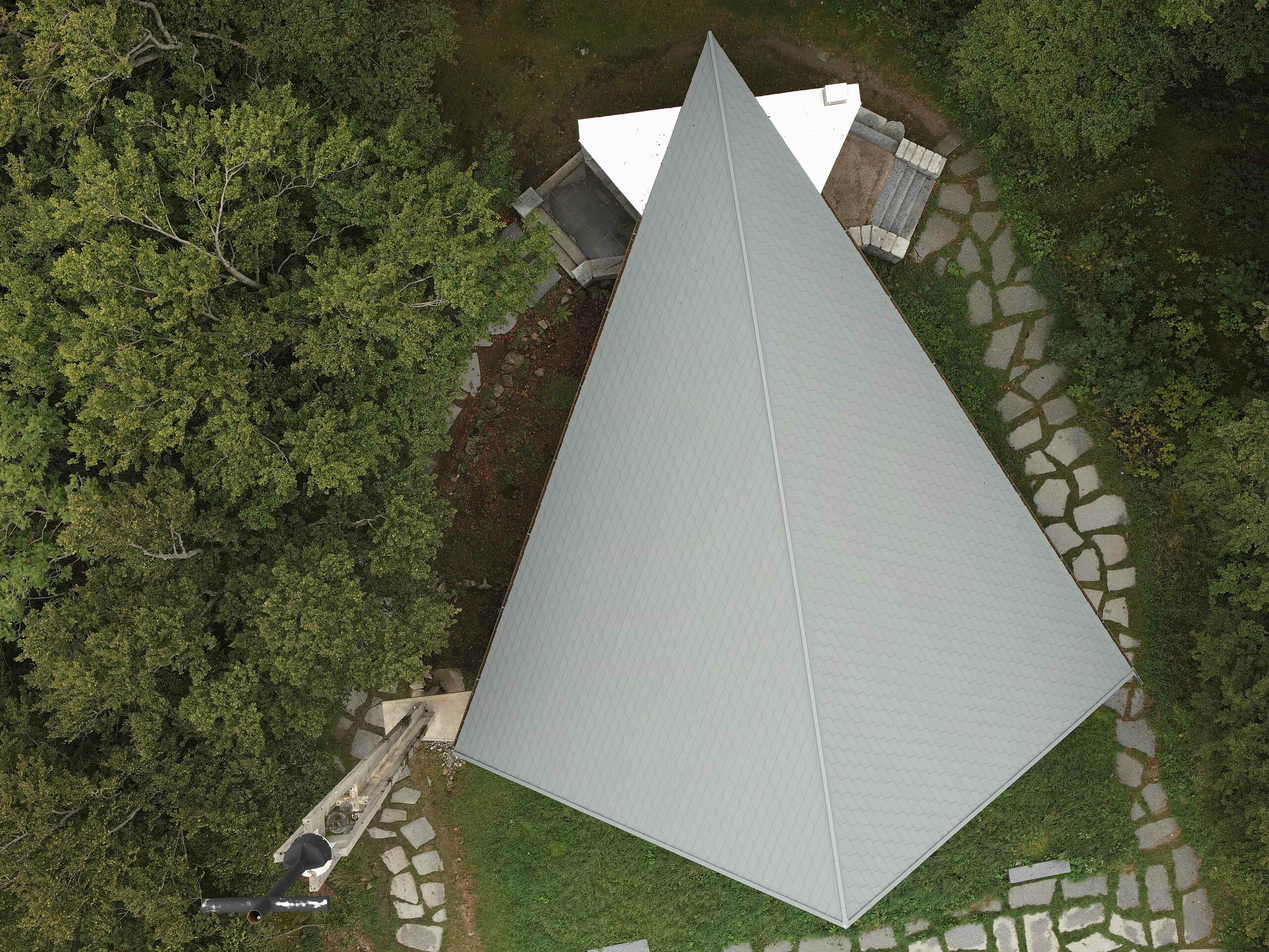 Prise de vue par drone de la toiture de la chapelle du Col de la Schlucht rénovée grâce aux bardeaux en aluminium PREFA dans la teinte P.10 gris souris