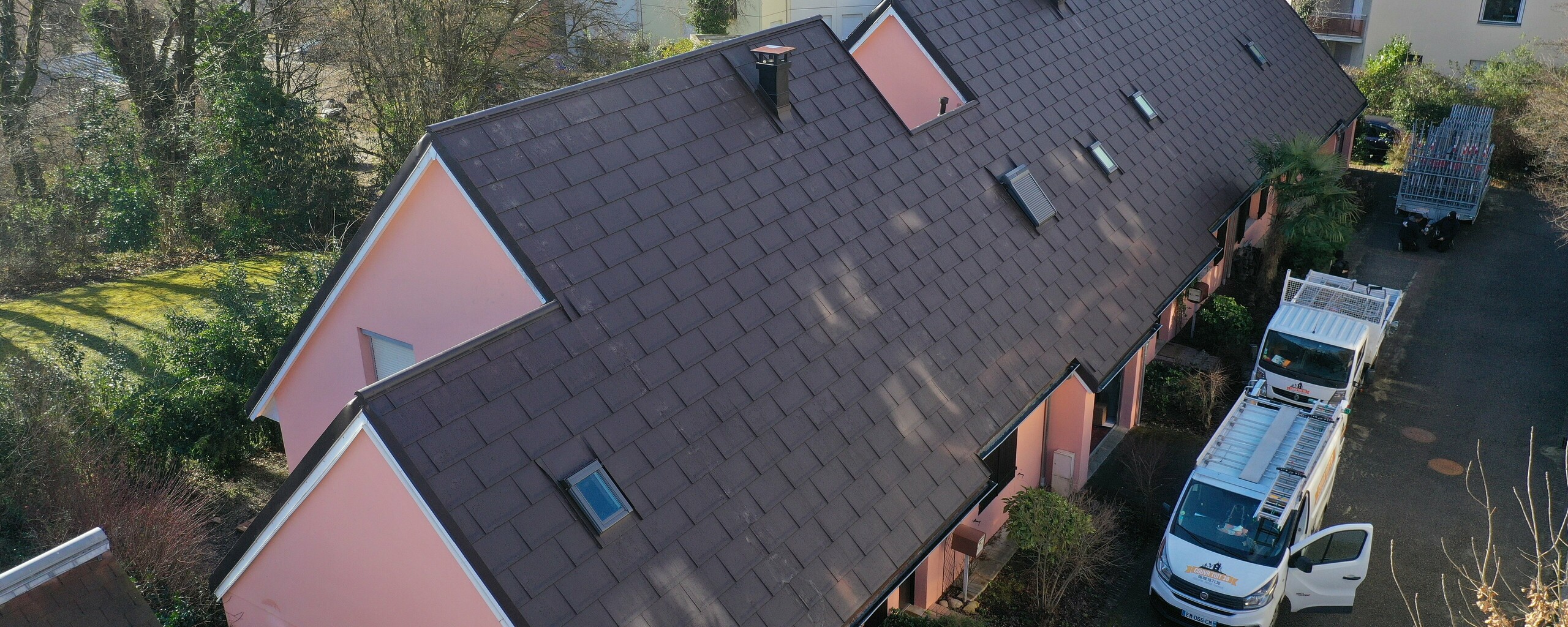 Vue d'ensemble de ce lot de trois maisons familiales dont la couverture a été rénovée grâce aux R.16 PREFA dans la teinte P.10 brun noisette