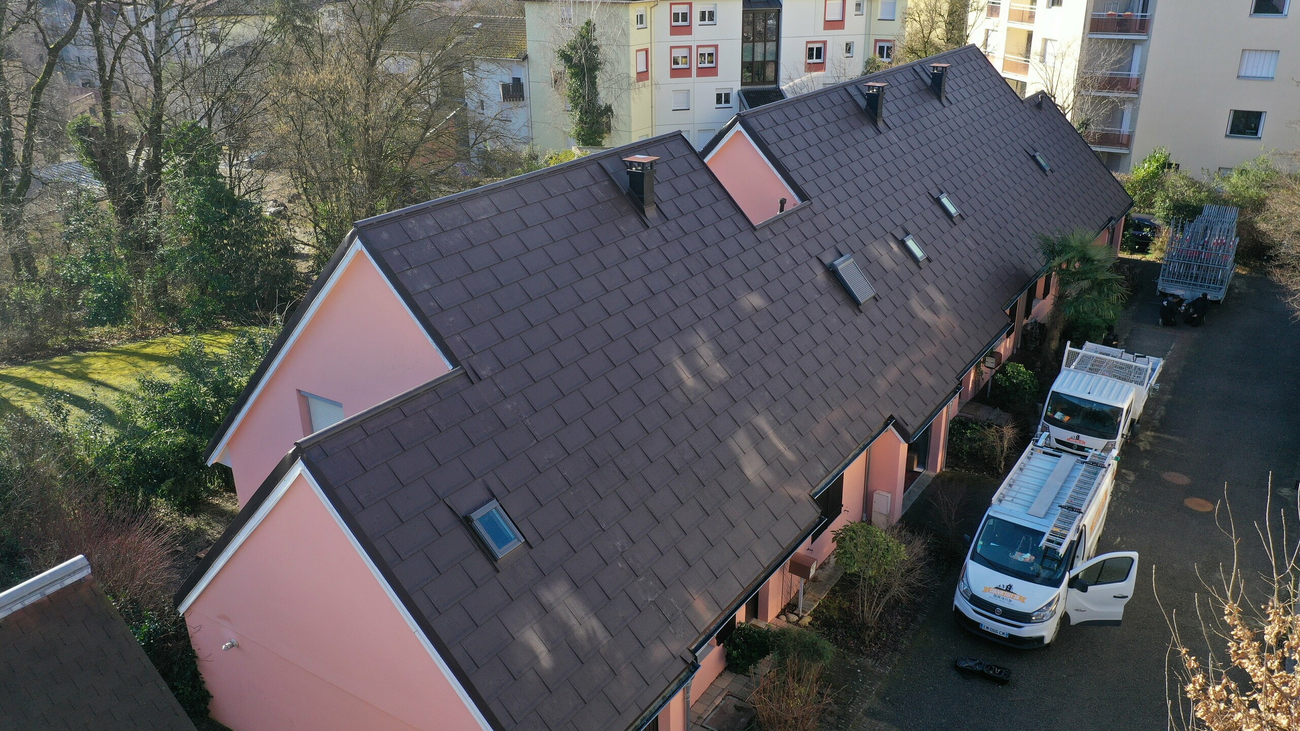 Vue d'ensemble de ce lot de trois maisons familiales dont la couverture a été rénovée grâce aux R.16 PREFA dans la teinte P.10 brun noisette