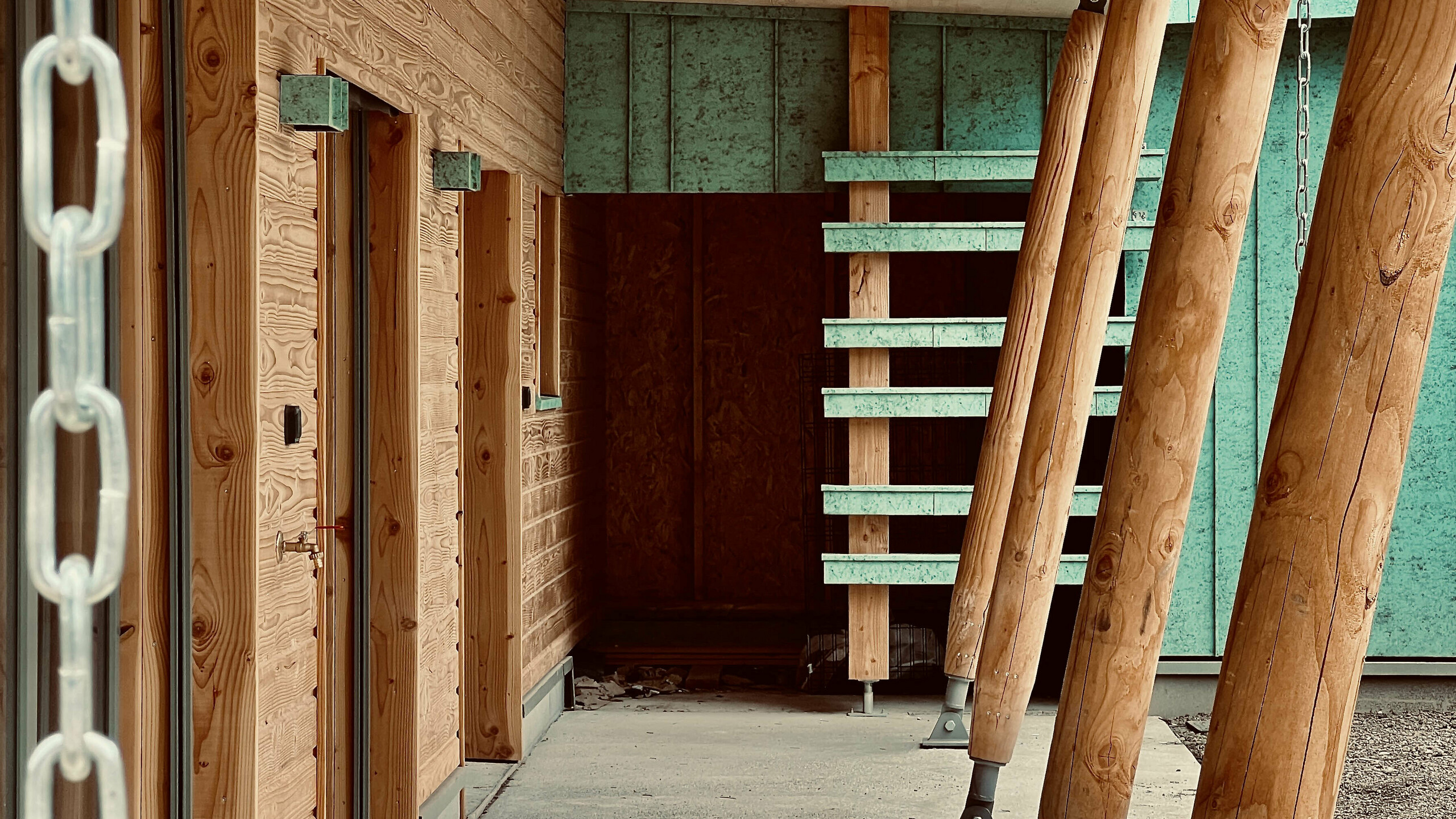 Vue d'ensemble prise sous le proche, on aperçoit la façade mi-bois mi- aluminium