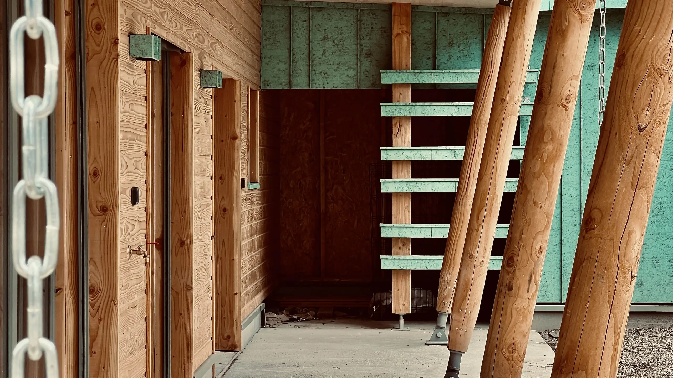 Vue d'ensemble prise sous le proche, on aperçoit la façade mi-bois mi- aluminium