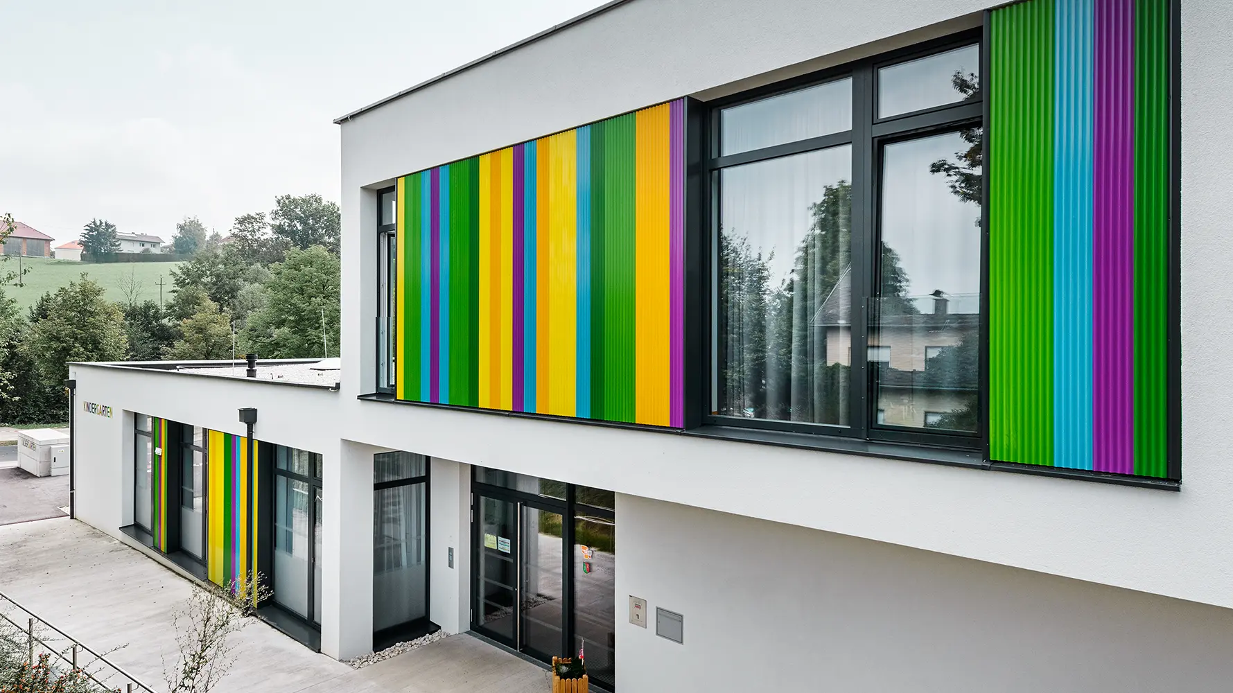 Habillage de façade coloré avec le profil triangle PREFA