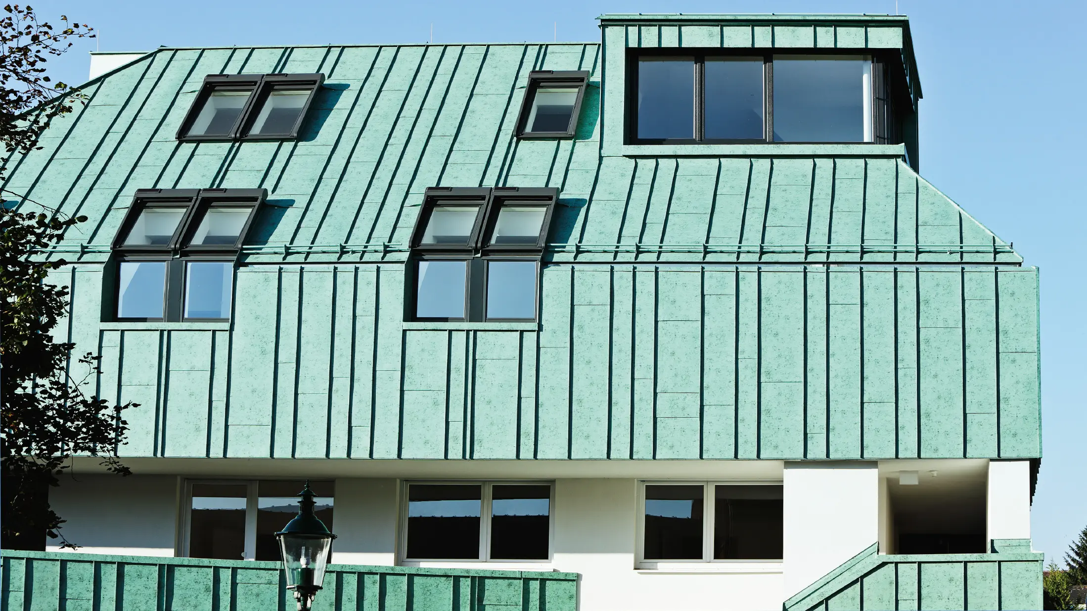 Conception de toit et de façade avec PREFALZ couleur vert-de-gris de PREFA, avec différentes largeurs de bac