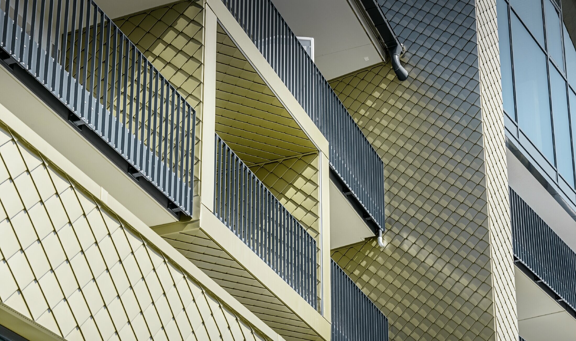 Habillage des abergements de balcon à l’hôtel Edita de Scheidegg avec le losange de façade 20 × 20 PREFA en bronze clair