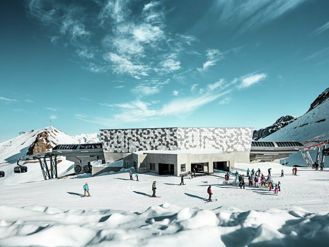 Vue d'ensemble d'une des stations du nouveau téléphérique Le Jandri de la station Les 2 Alpes, recouverte de panneaux composites en aluminium PREFABOND