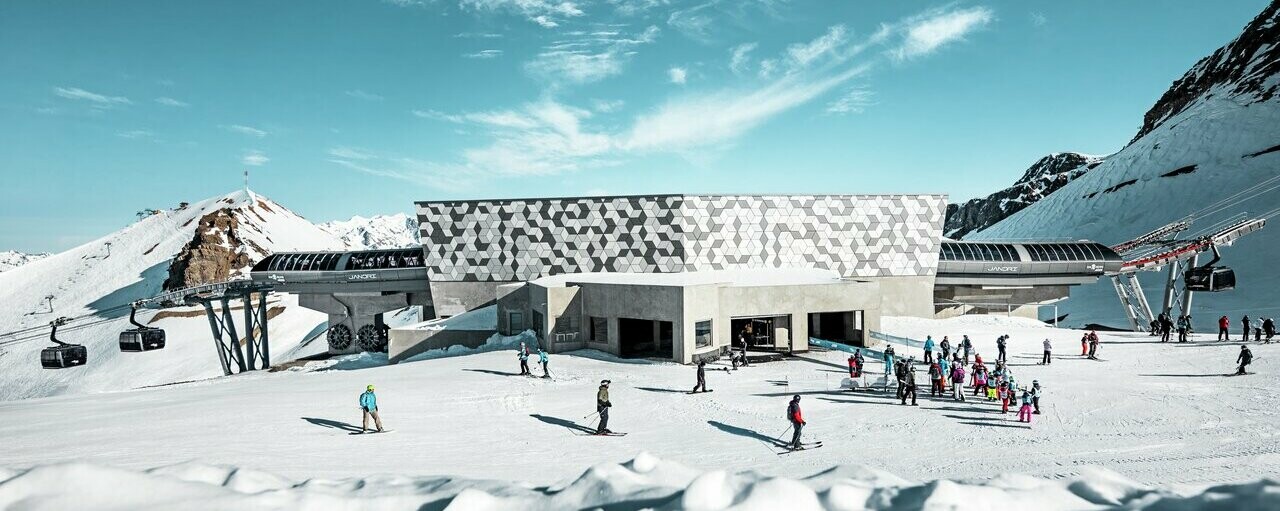 Vue d'ensemble d'une des stations du nouveau téléphérique Le Jandri de la station Les 2 Alpes, recouverte de panneaux composites en aluminium PREFABOND
