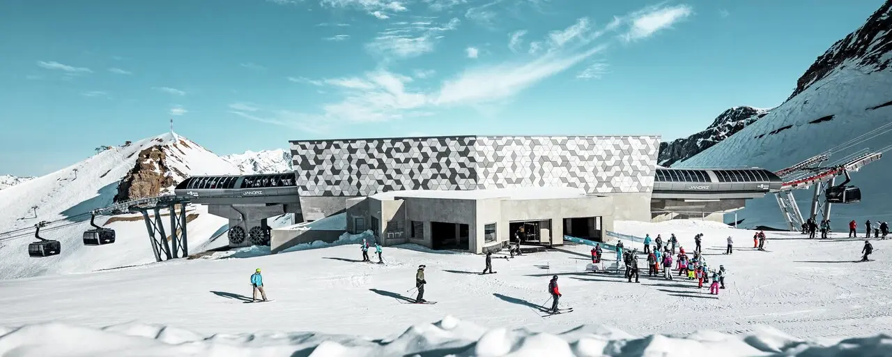 Vue d'ensemble d'une des stations du nouveau téléphérique Le Jandri de la station Les 2 Alpes, recouverte de panneaux composites en aluminium PREFABOND