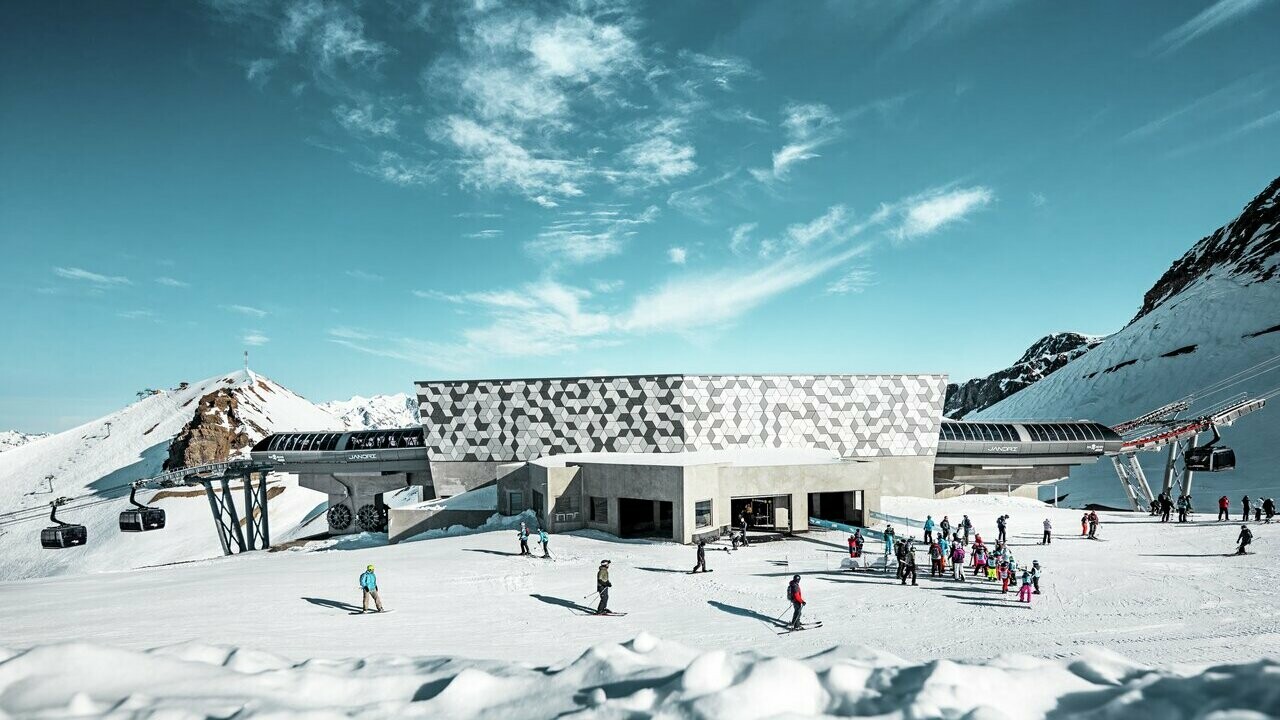 Vue d'ensemble d'une des stations du nouveau téléphérique Le Jandri de la station Les 2 Alpes, recouverte de panneaux composites en aluminium PREFABOND