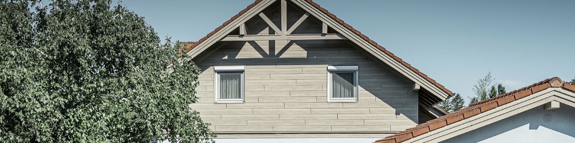 La façade en aluminium imitation bois de PREFA a été posée à l’horizontale et ne nécessite aucun travail de rafraîchissement de peinture.