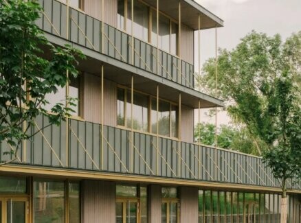 Prise de vue latérale du collège Maryse Bastié de Dole rénové en aluminium PREFA