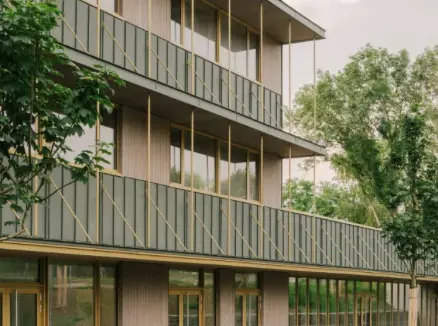 Prise de vue latérale du collège Maryse Bastié de Dole rénové en aluminium PREFA