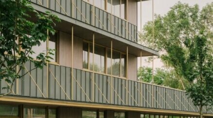 Prise de vue latérale du collège Maryse Bastié de Dole rénové en aluminium PREFA