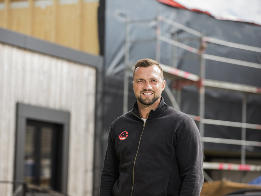 Un portrait du poseur Miceks, en arrière-plan on voit encore l'échafaudage du chantier.