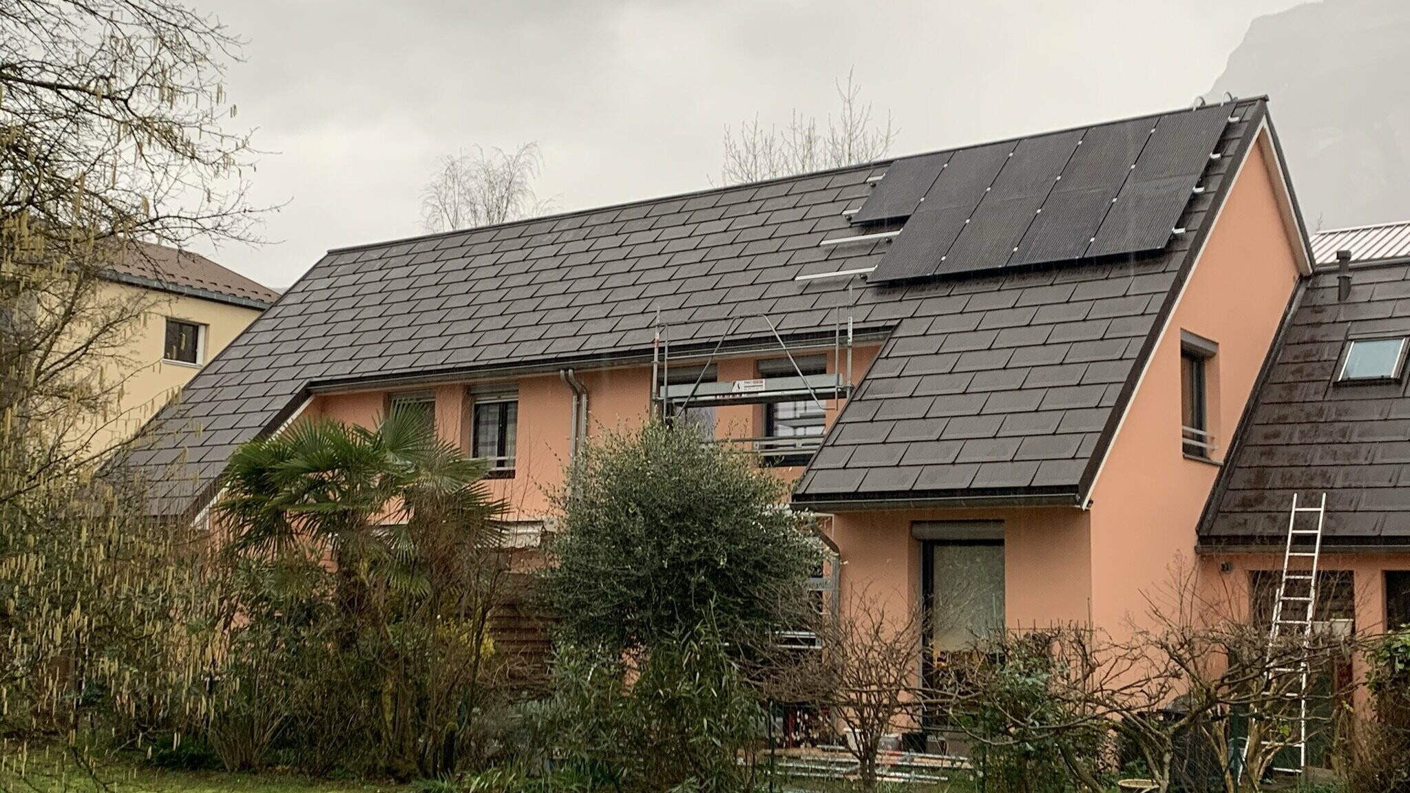 Vue du dessous de l'une des maisons rénovée grâce aux R.16 en aluminium PREFA