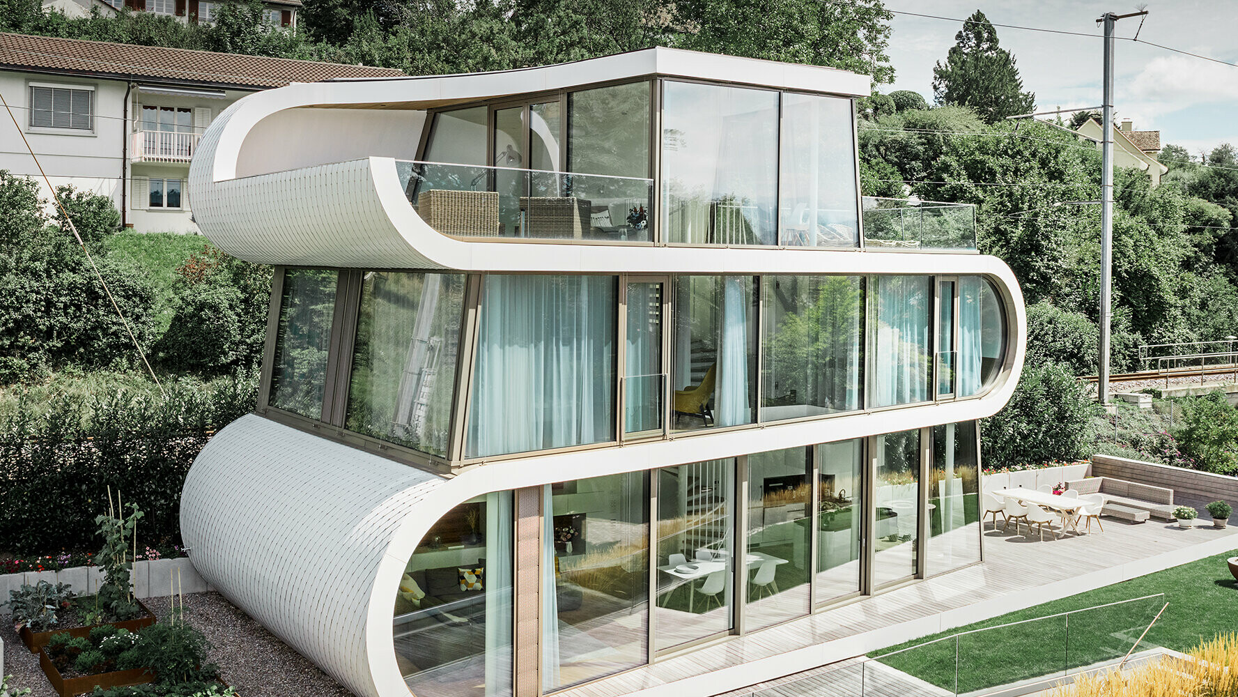 Flexhouse moderne en Suisse, recouverte de petits losanges de toiture PREFA flexibles de couleur blanc pur