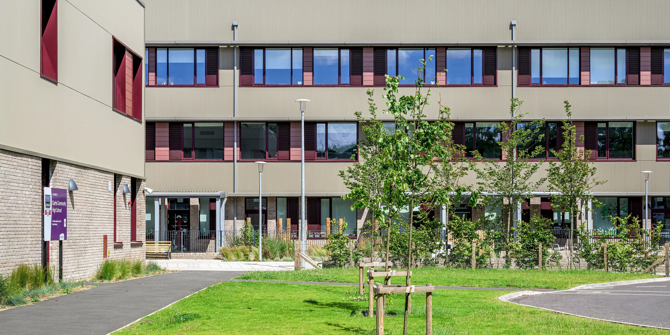La façade du lycée Currie Community High School d'Édimbourg met en valeur la façade en aluminium PREFA à grande échelle, avec des profils extrudés en P.10 bronze Prefa. La structure verticale fine de ces profilés confère au bâtiment une allure dynamique et crée d'élégants contrastes avec les encadrements de fenêtres sombres. Durable, résistant à la corrosion et nécessitant peu d'entretien, le système en aluminium PREFA allie architecture moderne, fonctionnalité durable et haute qualité de conception.