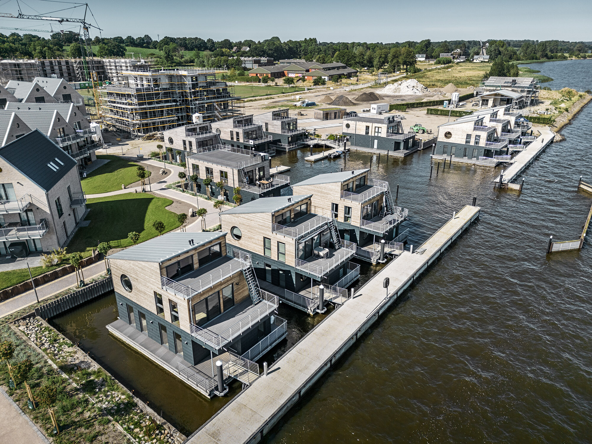 Les onze maisons aquatiques avec les constructions environnantes en vue aérienne.