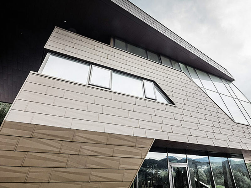 moderne Fassadengestaltung mit dem PREFA Fassadenpaneel FX.12 in Braun