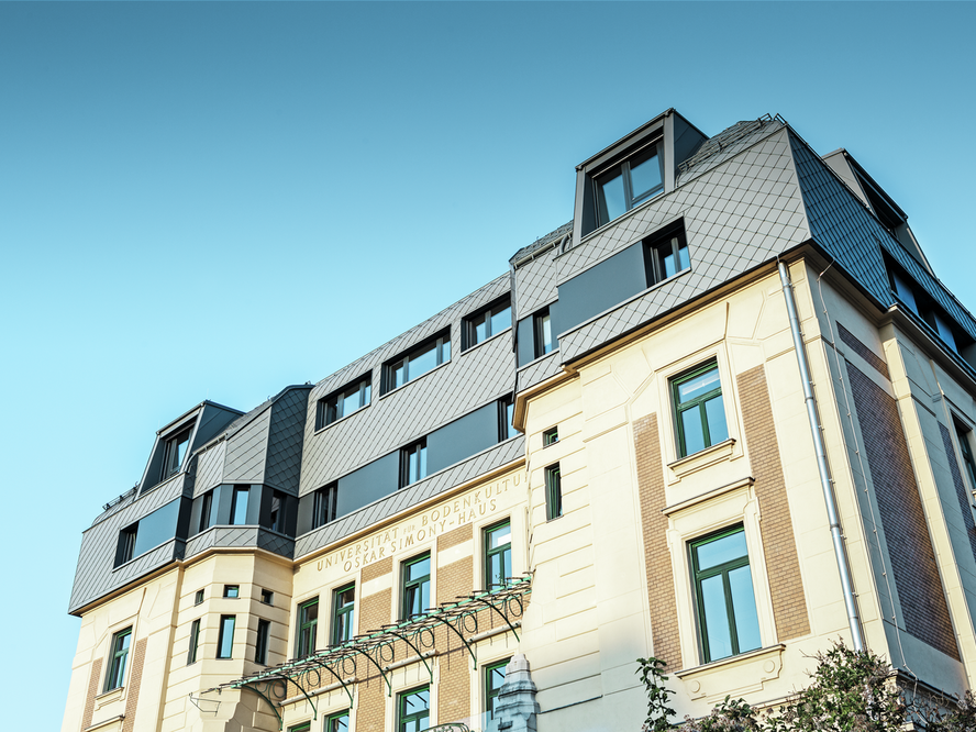 Le BOKU à Vienne a été photographié du dessous sous le soleil. La Maison Simony a été rénovée à l'aide des losanges de toiture 29x29 dans la teinte P.10 gris souris.