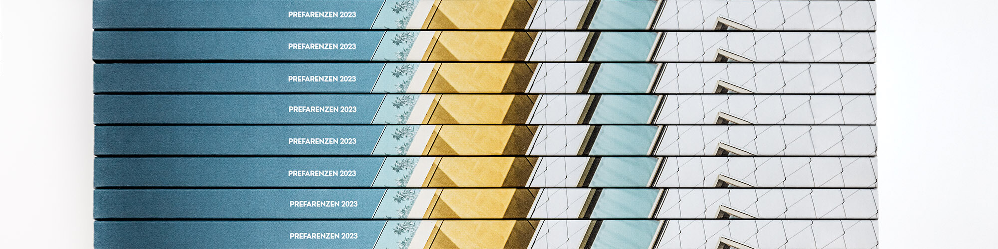 Vue de face de plusieurs livres PREFARENZEN 2023 juxtaposés, ce qui donne une impression d’imbrication.