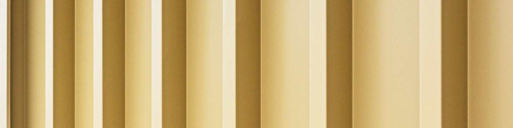 Un détail de la façade Prefalz lignée, beige savane, qui possède un rayonnement particulier.