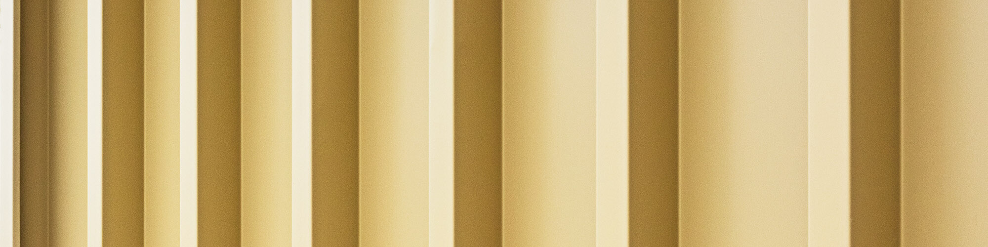 Un détail de la façade Prefalz lignée, beige savane, qui possède un rayonnement particulier.