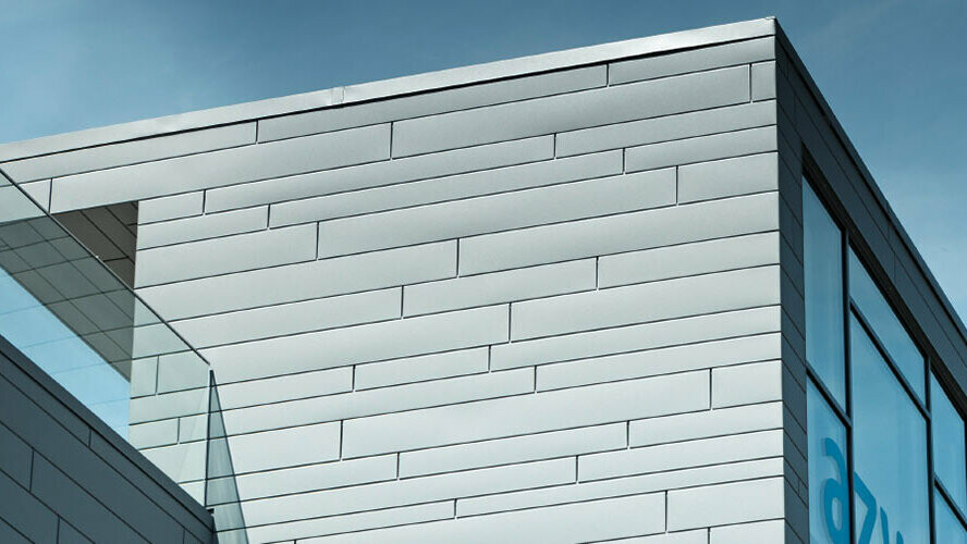 Sur cette façade extérieure, les Sidings PREFA couleur P.10 gris souris ont été combinés en différentes longueurs et largeurs.