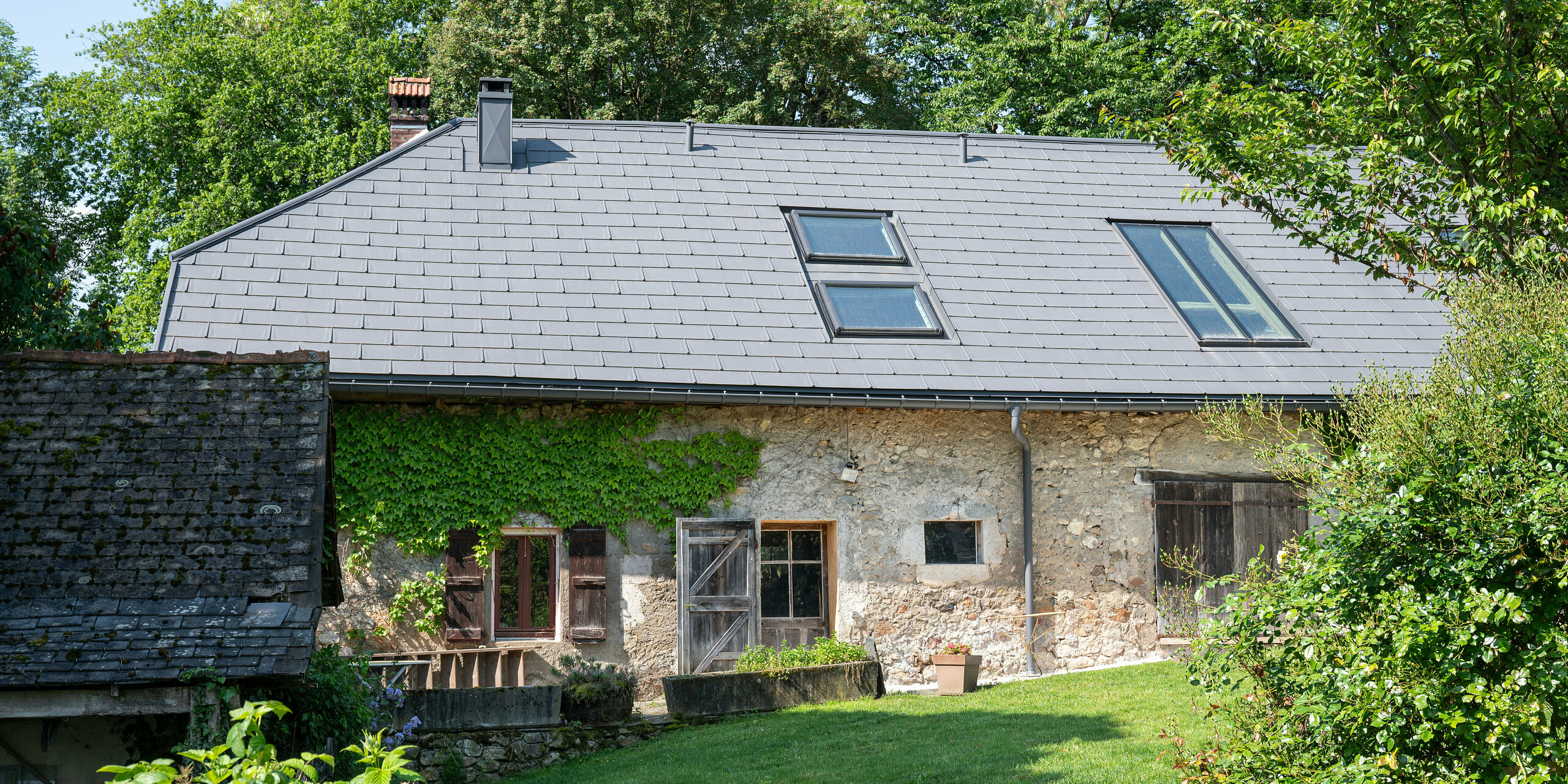 R.16 PREFA en P.10 gris sombre sur le toit d'une ancienne ferme en Haute-Savoie (France)