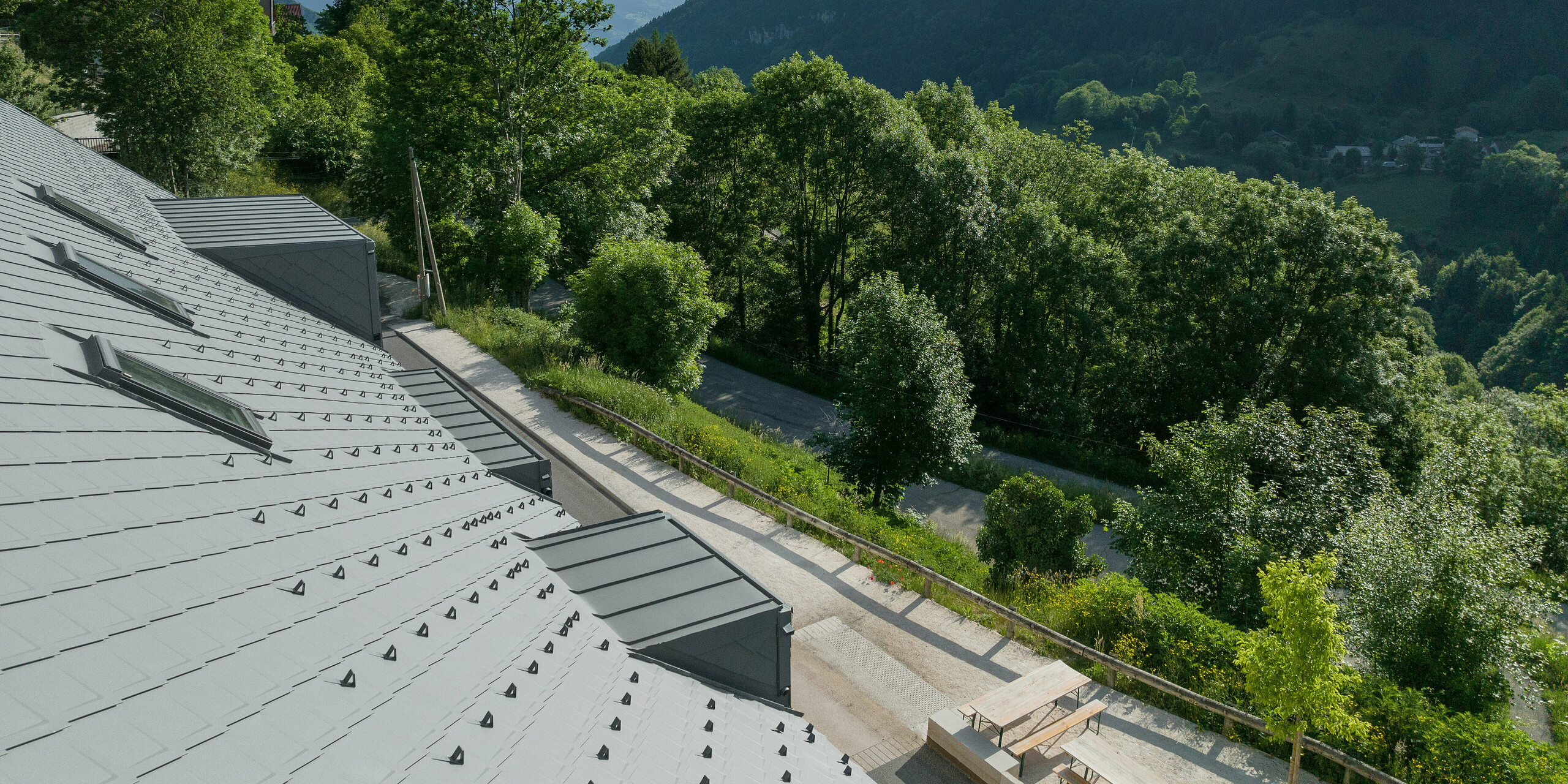 Losange de toiture 29x29 PREFA en P.10 gris souris sur un gîte d'étape à Engins près de Grenoble