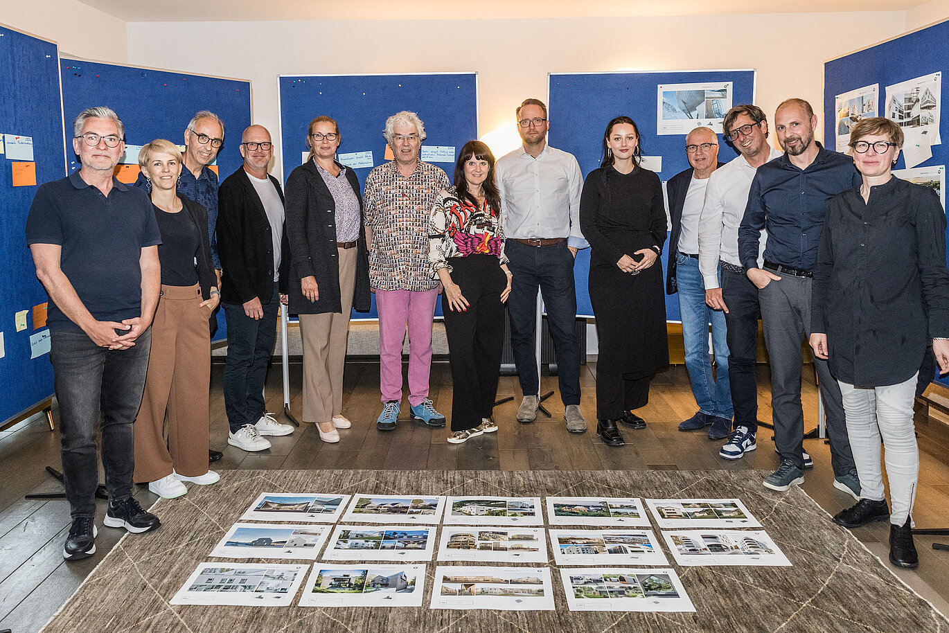 Photo de groupe du jury des PREFARENZEN 2023, une fois la sélection finalisée. Dirk Lorenz (Leinert Lorenz Architekten), Veronika Roll (Marketing, PREFA Autriche), Wolfgang Croce (Croce & Wir, Graz), Jürgen Jungmair (Directeur marketing international, PREFA), Judit Nemere (Direction, PREFA Hongrie), Matthias Finkentey (Animateur), Bettina Almeida (Communication, PREFA Autriche), Christian Wirth (Responsable régional Est, PREFA Autriche), Selina Wach (Responsable discours, Architektur Aktuell), Thomas Schlett (B3 Architekten), Sven Disser (Directeur développement, Bauwerk), Falk Leinert (Leinert Lorenz Architekten) et Juliane Croce (Croce & Wir, Graz).