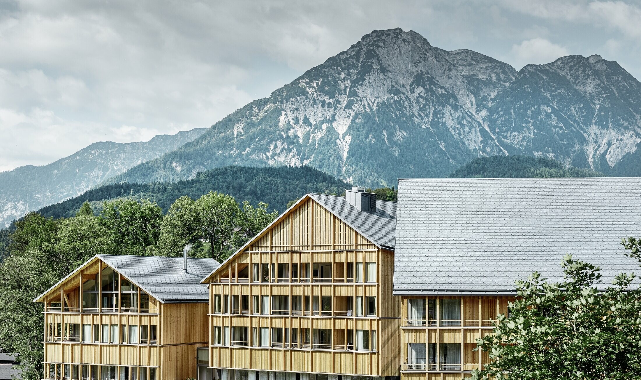 Hôtel Vivamayr à Altaussee (Autriche) — Façade en bois et bardeaux PREFA