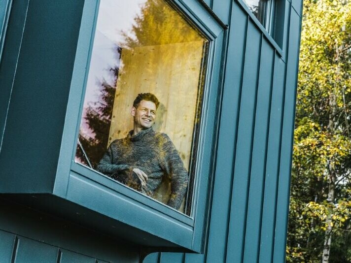 L'architecte est assis à la fenêtre de la maison secondaire en République Tchèque