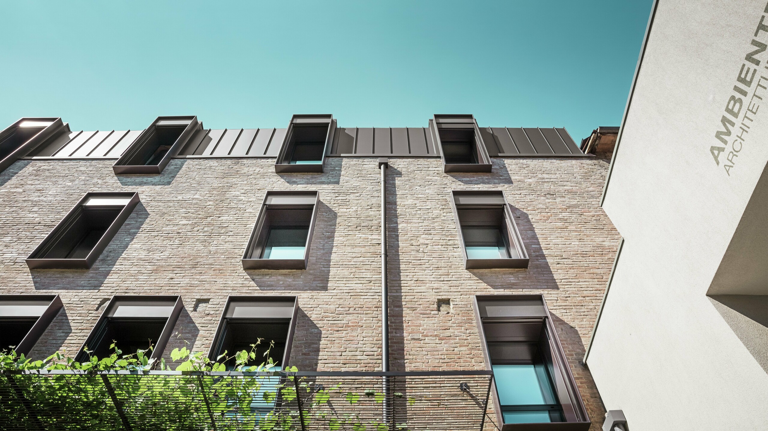 Maison traditionnelle en briques en Italie avec toiture durable en aluminium PREFALZ de couleur P.10 brun noisette – combinaison harmonieuse entre architecture méditerranéenne et solution de toiture moderne.