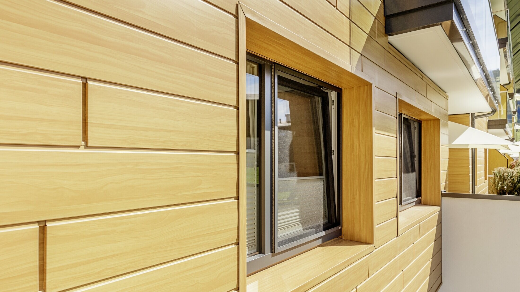 Vue détaillée d’un encadrement de fenêtre réalisé avec les Sidings PREFA imitation bois de l’établissement Guthof Lutz, à Schattwald.