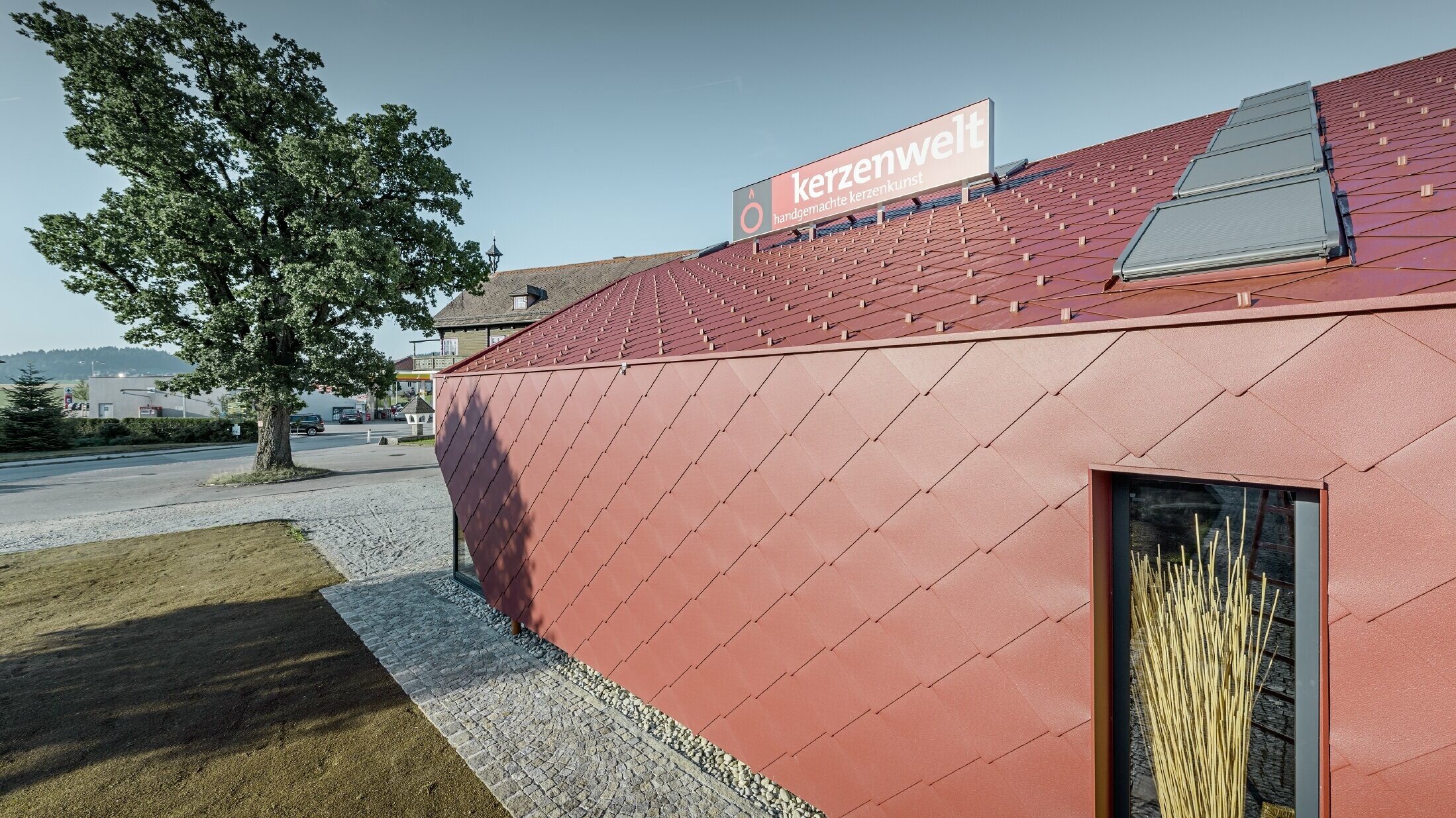 Le Kerzenwelt de Schlägl a été entièrement habillé de losanges PREFA. La couverture de toit et l’habillage de façade ont été réalisés avec le losange 44 × 44 couleur rouge oxyde.