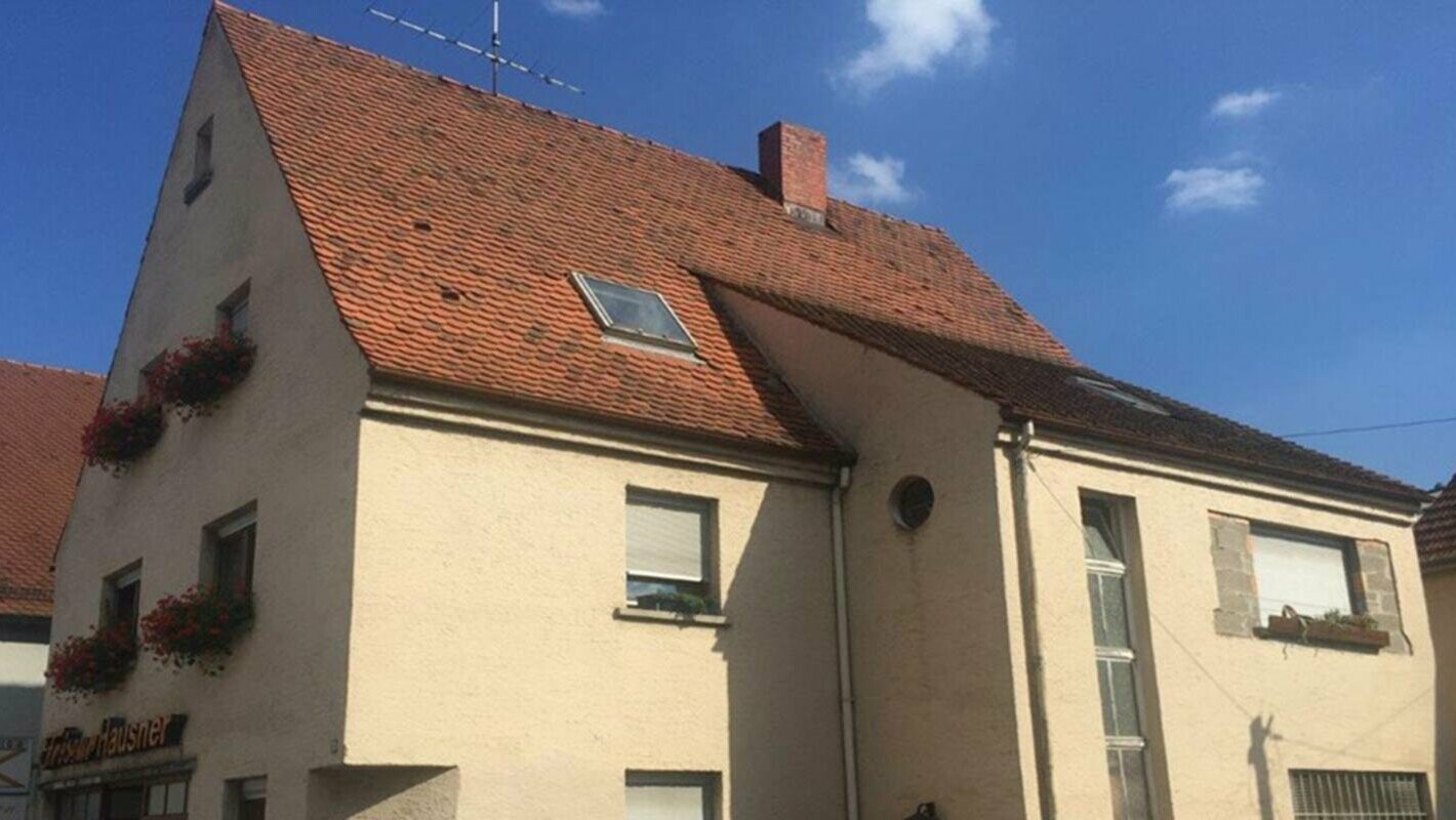 Maison avant la rénovation de toiture à l’aide de tuiles PREFA