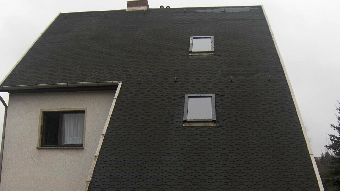 Longue surface de toit avant la rénovation de toiture d’une maison individuelle à l’aide de losanges de toiture PREFA