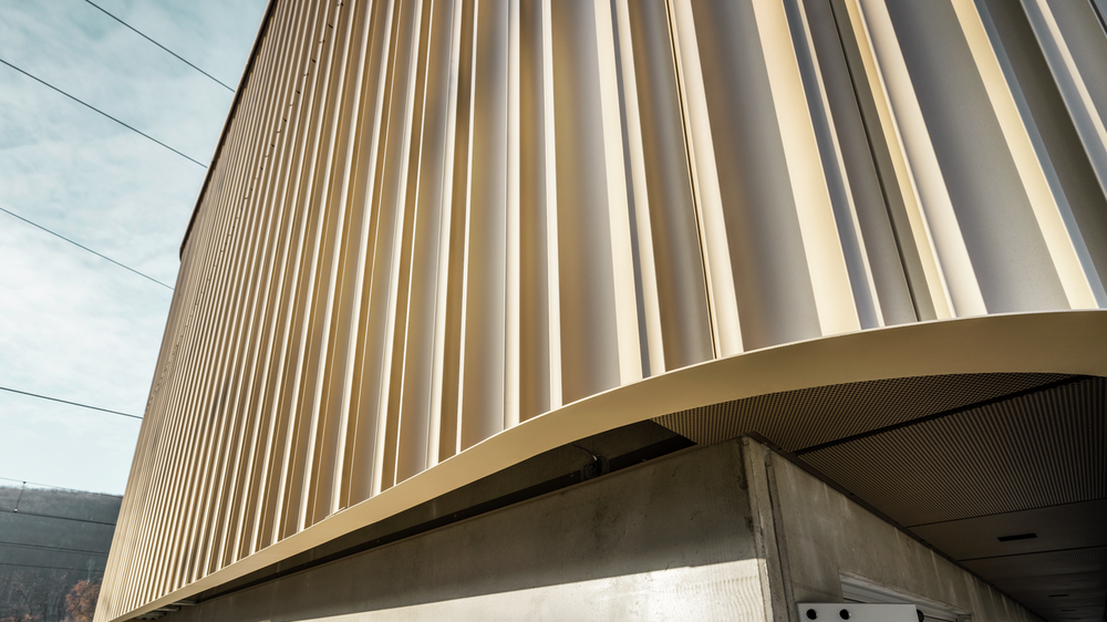 Vue détaillée du bâtiment technique ÖBB à Purkersdorf recouvert de profils extrudés personnalisés