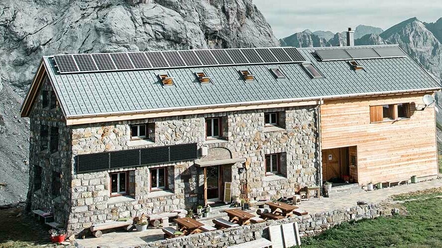 Situé en Suisse à plus de 2 000 mètres d’altitude, le refuge Claridenhütte a été couvert de tuiles PREFA couleur P.10 gris pierre