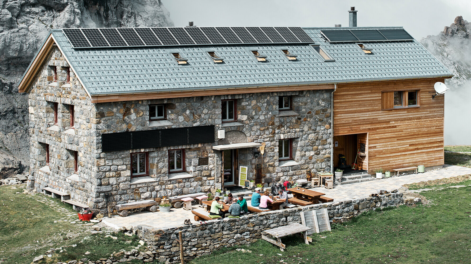 Situé en Suisse à plus de 2 000 mètres d’altitude, le refuge Claridenhütte a été couvert de tuiles PREFA couleur P.10 gris pierre