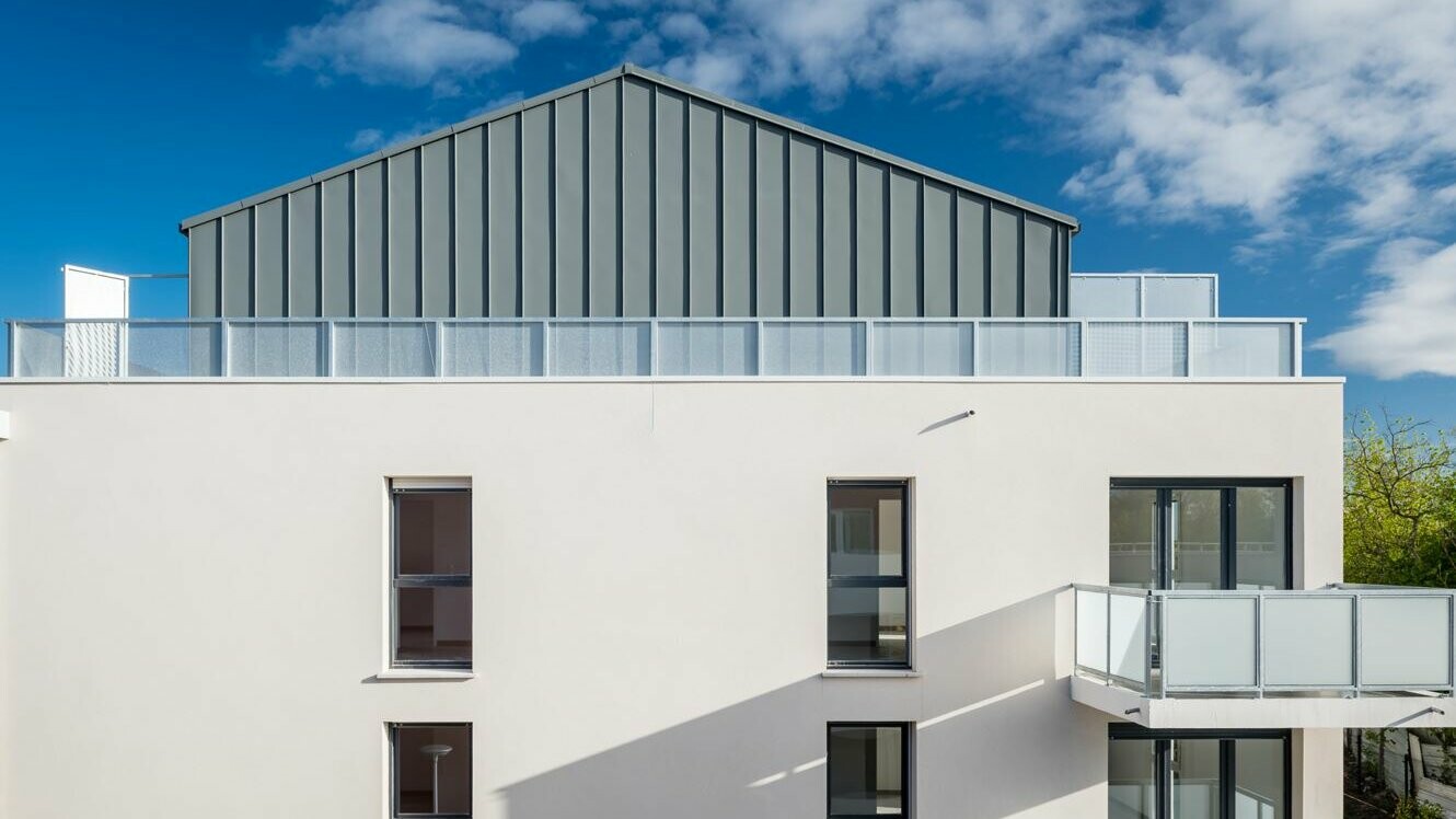 Vue d'ensemble de la résidence dont la toiture et la façade ont été réalisée en joint debout en aluminium PREFALZ