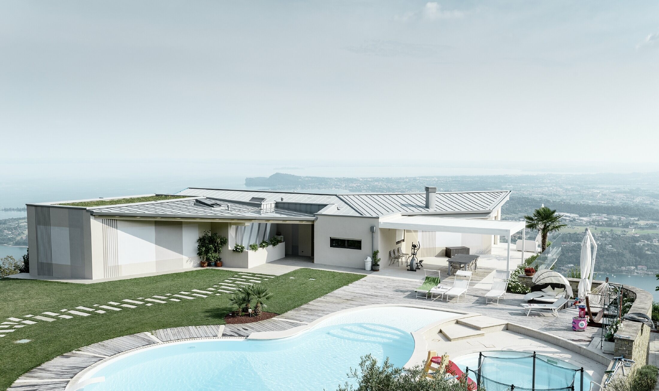 Propriété sur les hauteurs avec vue étendue sur les alentours, grande terrasse et piscine — Toiture PREFA à joints debout de couleur gris quartz