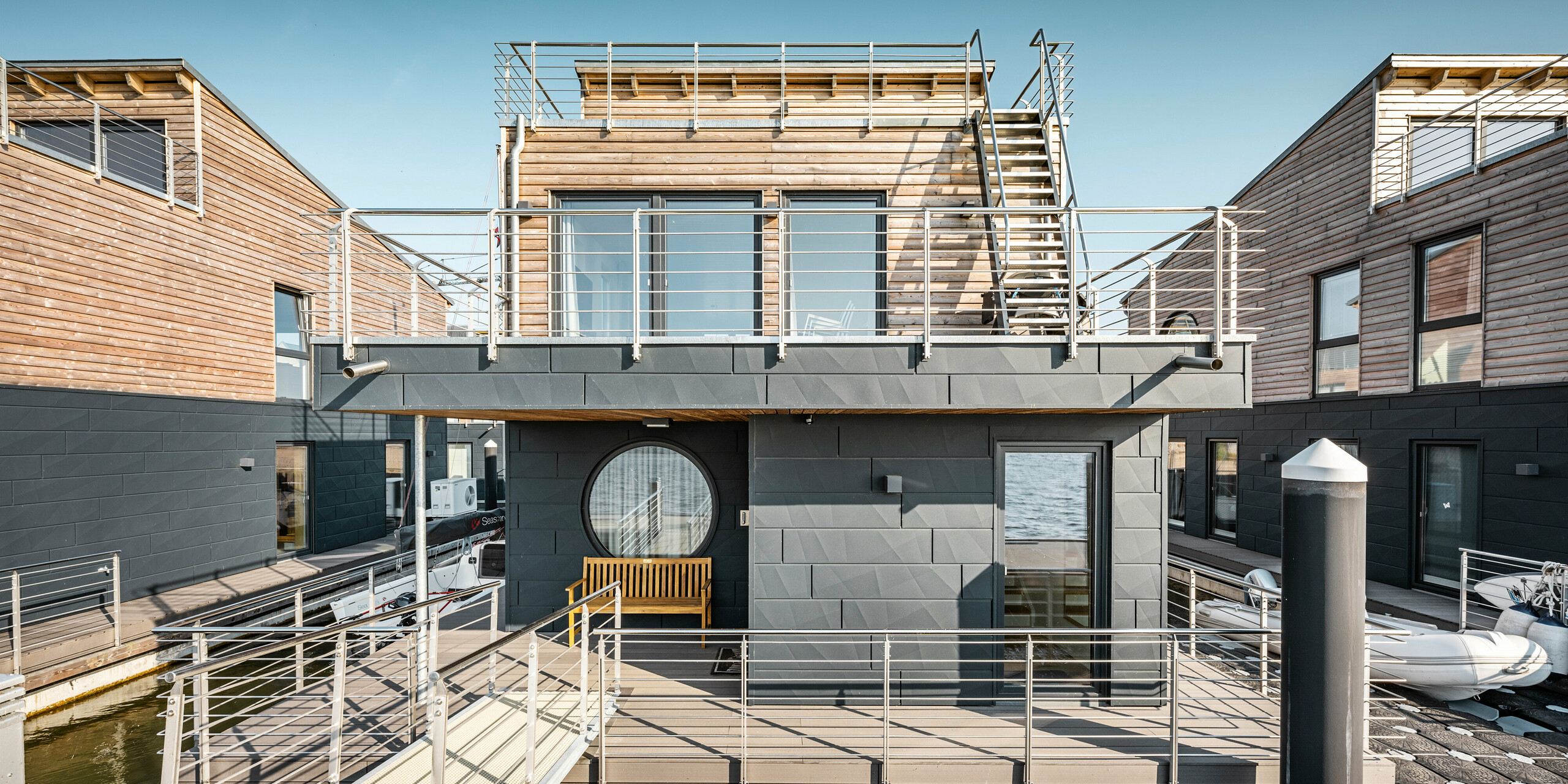La façade en aluminium Siding.X PREFA entoure onze maisons flottantes dans le port pionnier du Schleswig.
