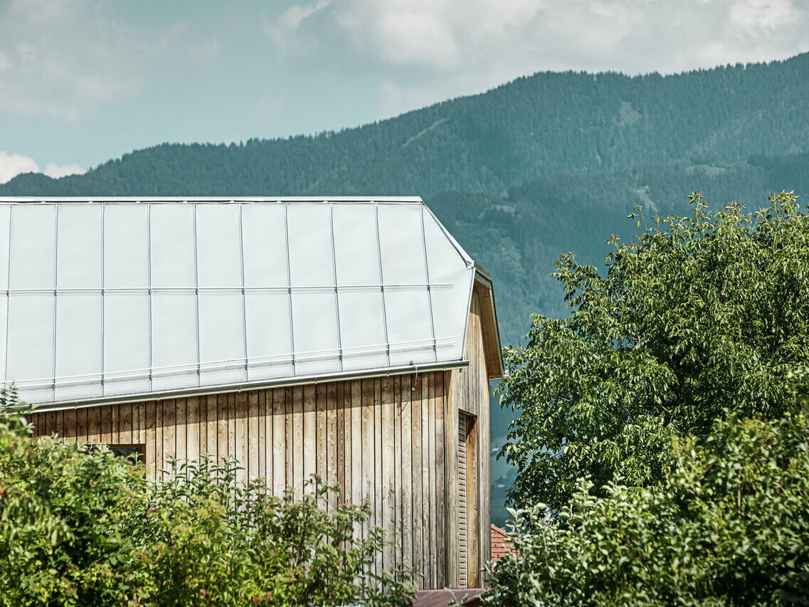 Prise de vue proche de cette maison familiale individuelle à Pruggern, dans la jolie vallée de l'Enns en Autriche. Le toit a été couvert avec PREFALZ dans la teinte aluminium naturel.