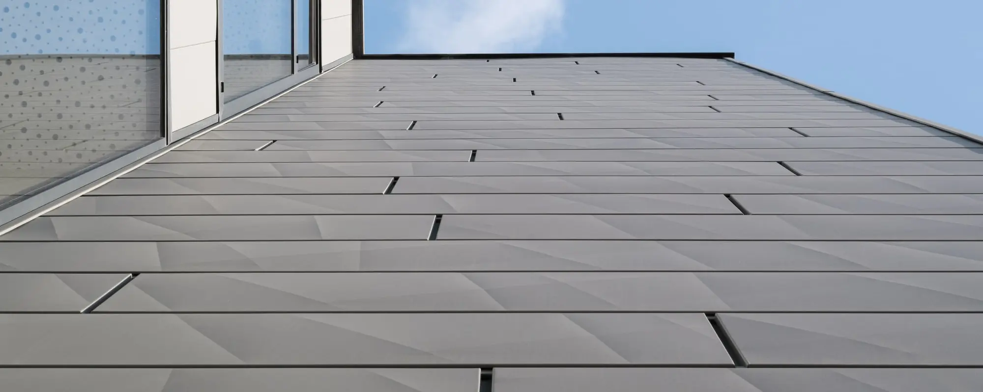 Vue plongeante de la façade habillée des lames Siding.X dans la teinte P.10 gris souris