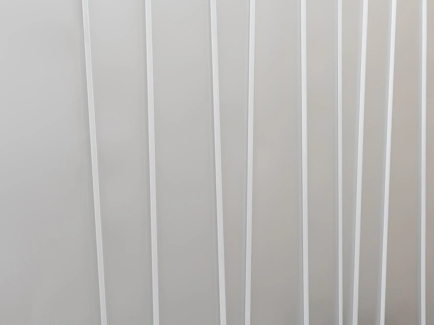 Zoom de détails sur le joint debout aléatoire en aluminium PREFALZ dans la teinte P.10 gris souris