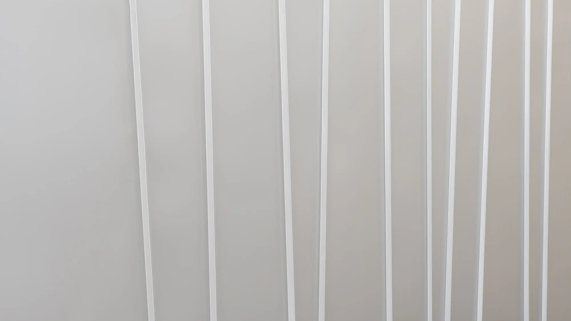Zoom de détails sur le joint debout aléatoire en aluminium PREFALZ dans la teinte P.10 gris souris