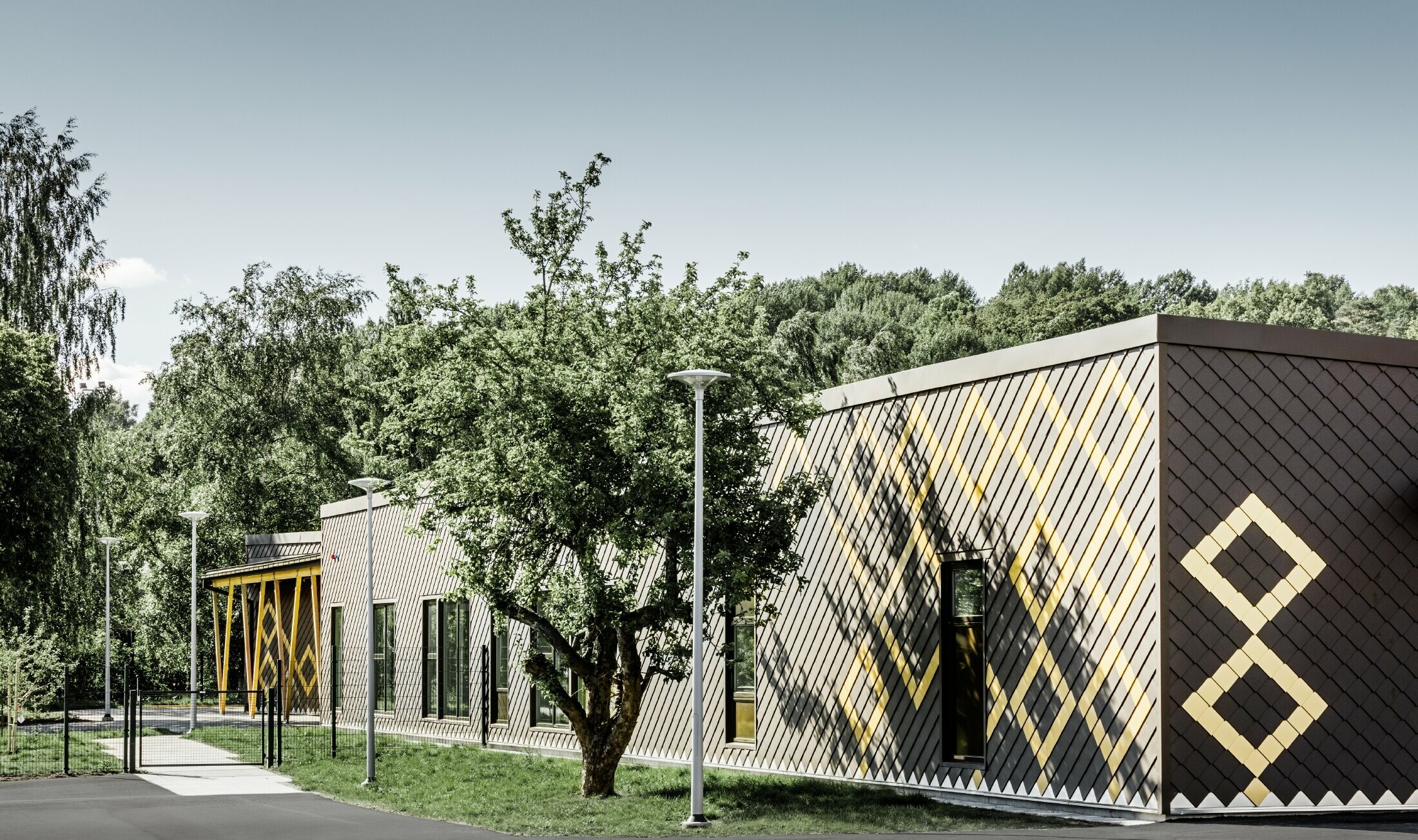 L’école maternelle de Stockholm a été habillée avec la solide façade en alu de PREFA. Les losanges couleurs brun et or maya donnent un motif intéressant.